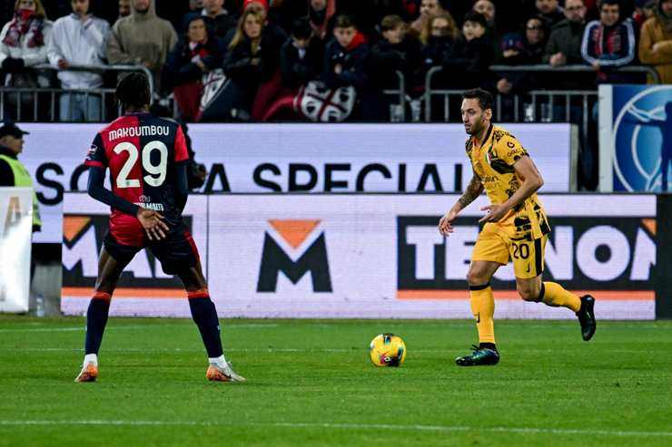 Hakan Calhanoglu in campo con la maglia dell'Inter - Foto Lapresse - Interdipendenza.net