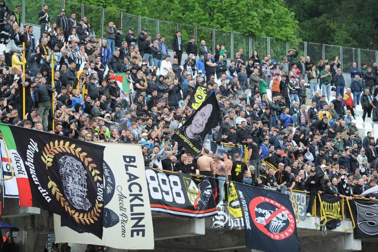 I tifosi dell'Ascoli allo Stadio Del Duca - Foto Lapresse - Interdipendenza.net