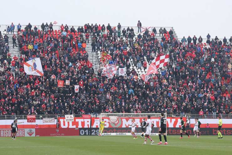 La curva dello stadio del Mantova - Foto Lapresse - Interdipendenza.net