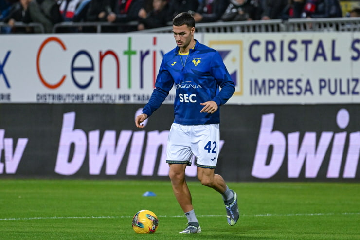 Diego Coppola in campo con la maglia dell'Hellas Verona - Foto Lapresse - Interdipendenza.net